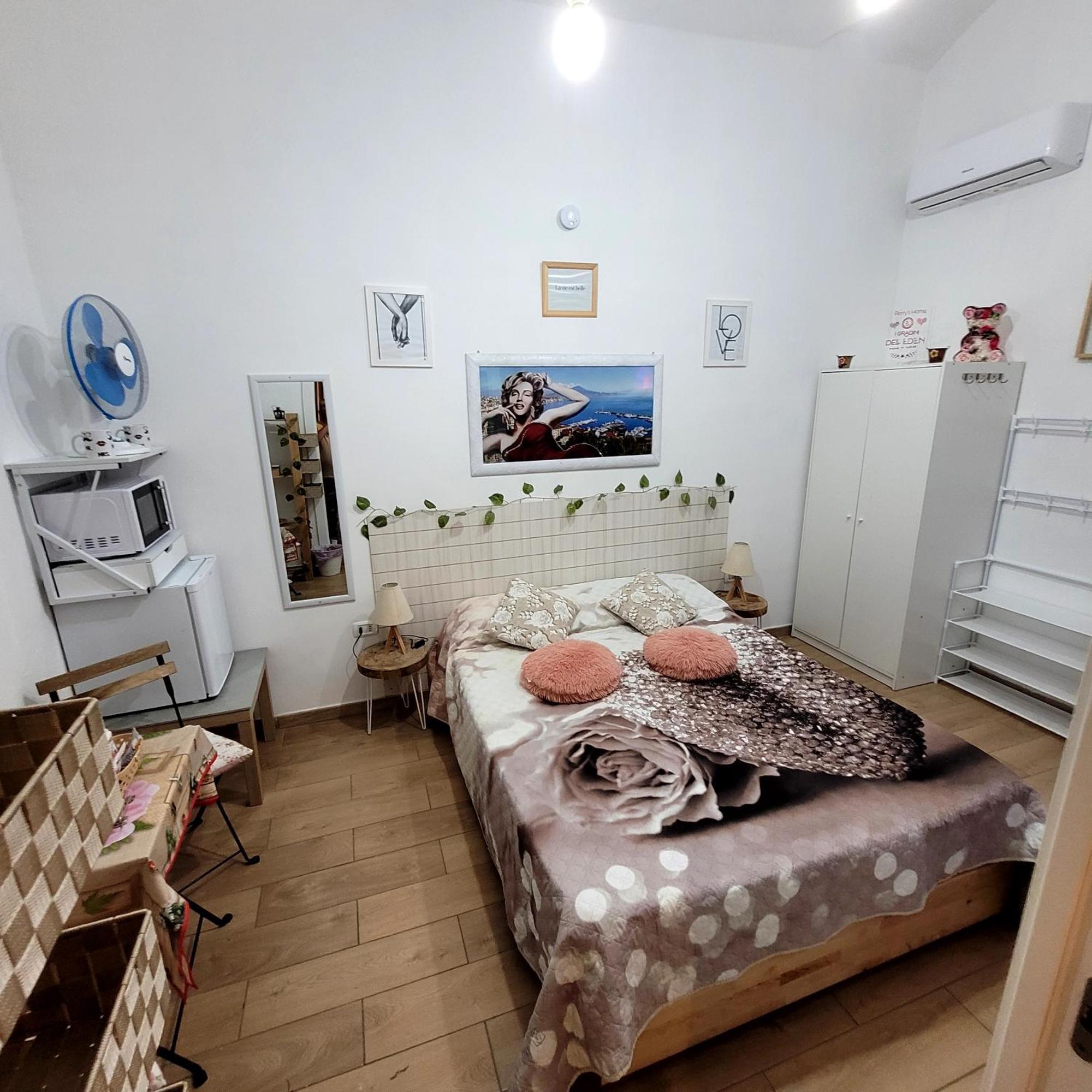 Hotel I Gradini Dell Eden Neapel Zimmer foto
